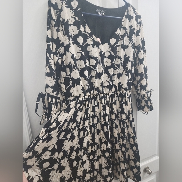 NWT Smak Parlour Lead Like A Girl Fit & Flare V-Neck Pleated Dress - Picture 9 of 15